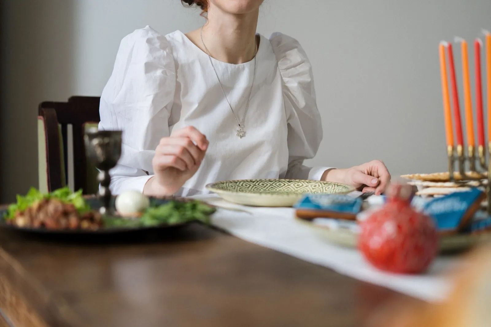 Table dressée pour un repas de fête juive